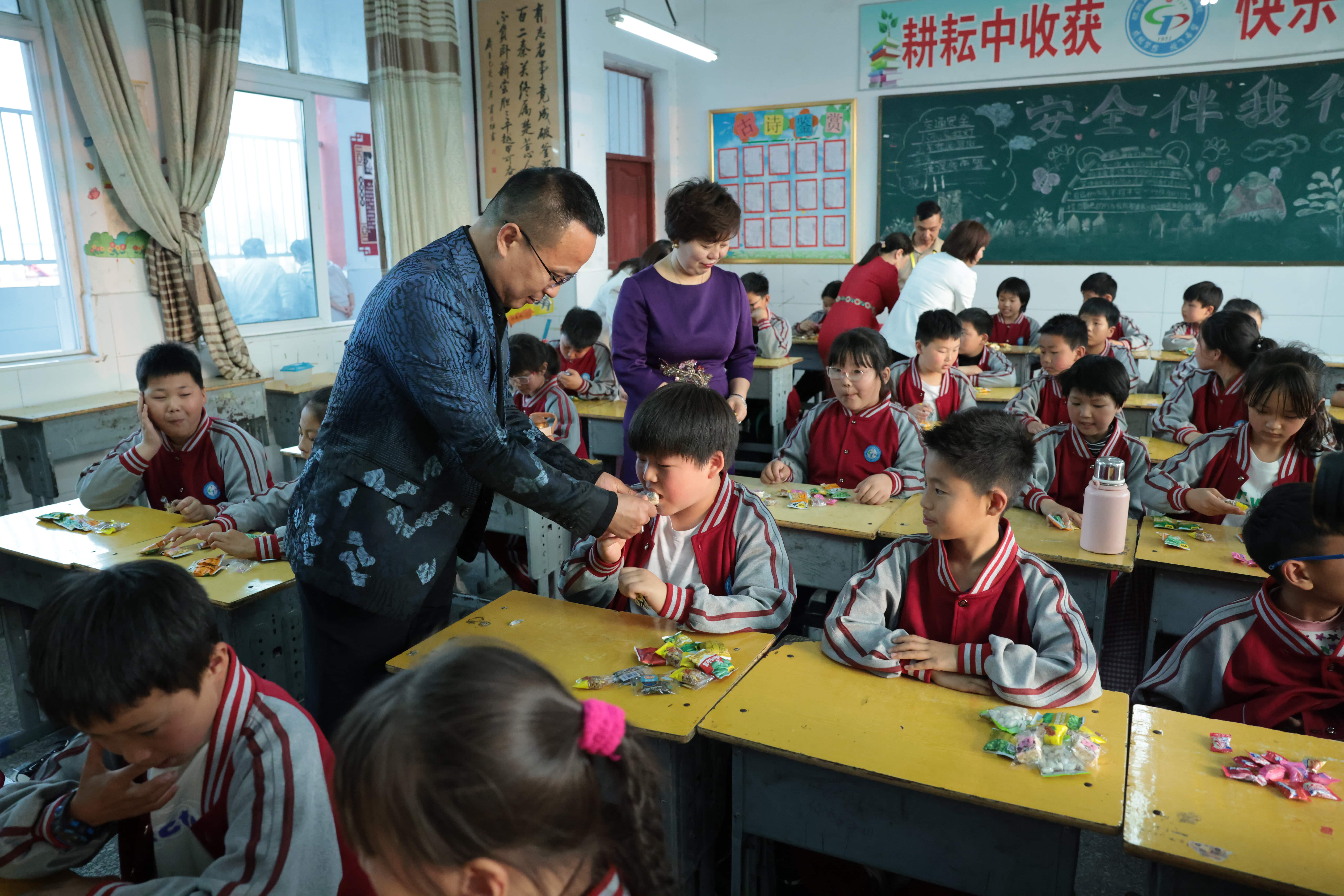 在爱意的“双向奔赴”中丨第249所安博在线_安博在线(中国)公益学校揭牌 在爱意的“双向奔赴”中丨第249所安博在线_安博在线(中国)公益学校揭牌