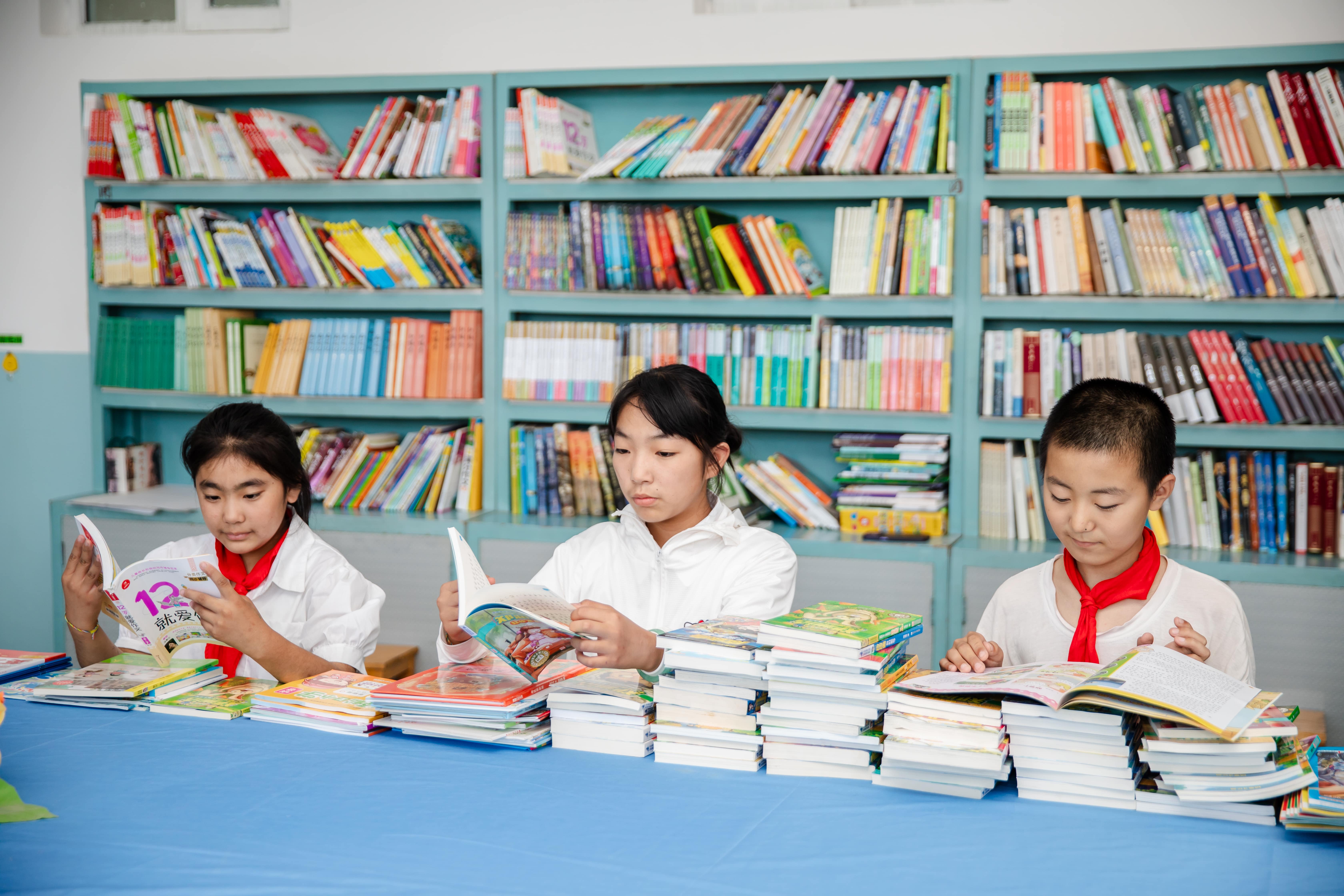 天津高校大学生记者走进安博在线_安博在线(中国)公益小学开展“书香悦读，筑梦成长”活动